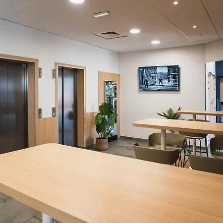 Kyriad Eco - Ferrand Estaing Hotel 2*