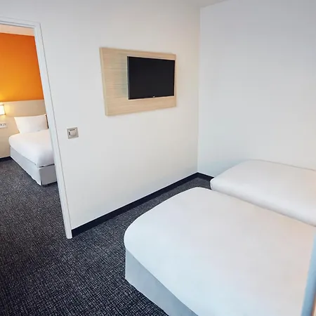 Hotel Kyriad Eco - Ferrand Estaing 2*