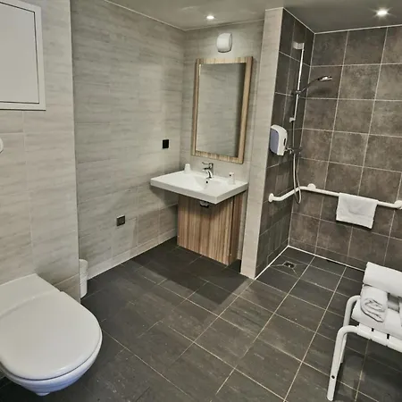 Hotel Kyriad Eco - Ferrand Estaing