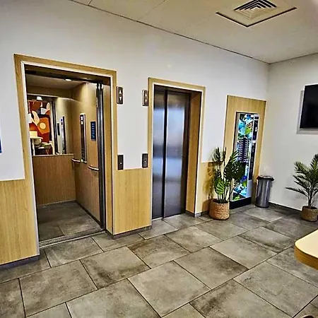 Hotel Kyriad Eco - Ferrand Estaing