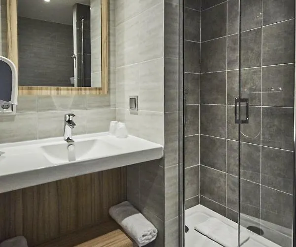 Hotel Kyriad Eco - Ferrand Estaing